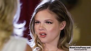 Играть Грудастая милфа вышла замуж за свою юную падчерицу