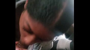 Odtwórz Dziwka ssie kutasa, liż moje jaja, potem je i połyka moją spermę