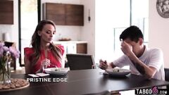 Abspielen Stepmom Pristine Edge lehrt Stiefsohn eine Tabu -Lektion in Manieren