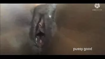 Riproduci Le piace giocare con la sua figa bagnata