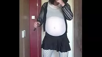 Riproduci Travestito bisessuale ancora in attesa di essere riempito con la tua pisciata