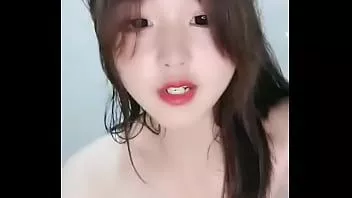 播放 美女赤身裸体并撕裂她的阴户