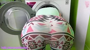 चलाएँ मैं वॉशिंग मशीन में फंस गया और मेरे प्रेमी ने मुझे चोद दिया