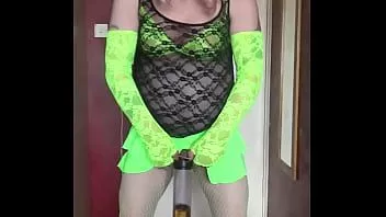 play Der Crossdresser-Sissy-Piss-Liebhaber möchte, dass du kommst und sein Pissrohr füllst, damit er es schlucken kann