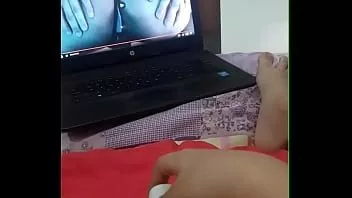 play Mausce studentessa del college si masturba con il suo video porno