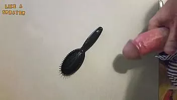 Reproducir Me masturbo, me corro en un peine pequeño y lo bautizo