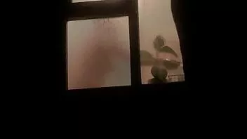 Afspelen Voyeur bespioneert 31-jarige rondborstige huisgenoot die aan het douchen is