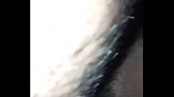 play Sie isst eine saftige schwarze Muschi in ihrem Auto