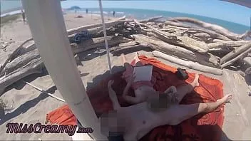 play Una sega pubblica rischiosa sulla spiaggia delle Canarie sorpresa a leggere un libro - misscreamy