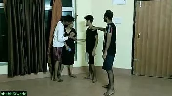 play Desi süßes Mädchen von drei Jungs bei ihrem Freund zu Hause gefickt!! heißer xxx