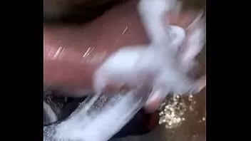 Reproducir Late night masturbándose en la ducha por melly