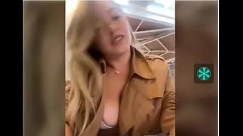 تشغيل فتاة في الأماكن العامة تظهر لها الثدي ولها ck الأبيض حمالة الصدر pt1