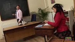 play Prezervatif Eğitimi: Esmer MILF'in Tıraşlı Amcık Büyük Horoz Tarafından Dövülerek