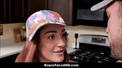 play Adolescenta majoreta cu bretele este furata de prietena ei