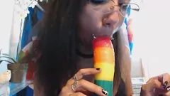 play Teen Goth Suge și Fucks Colorful Rainbow Dildo