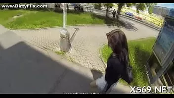 Oynat Büyük doğal göğüsleri ile göksel esmer simon onun şekillerini sallayarak hoşlanır