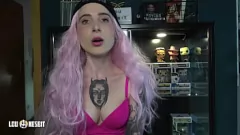 播放 说脏话的调教 Lia Louise 和 Lou Nesbit 在小鸡鸡 JOI 中负责
