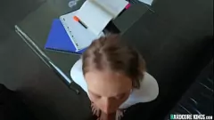 تشغيل امرأة سمراء ساخنة بوف: صديقة سابقة للهواة تعطي اللسان لا يصدق مع كبير الثدي على الأريكة